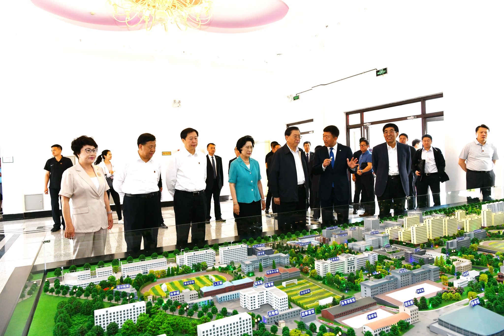 1.原中共十八届中央政治局常委、十二届全国人大常委会委员长张德江到延边大学视察
